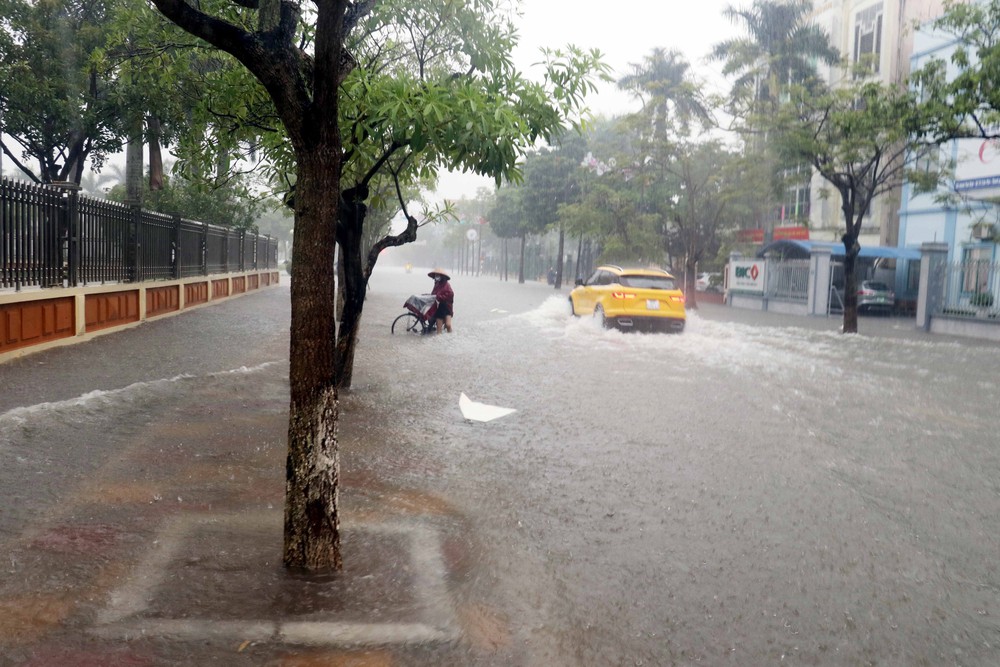Dự báo thời tiết ngày 3/4: Cảnh báo mưa dông, lốc sét, mưa đá, gió giật mạnh ở Bắc Bộ - Ảnh 1.