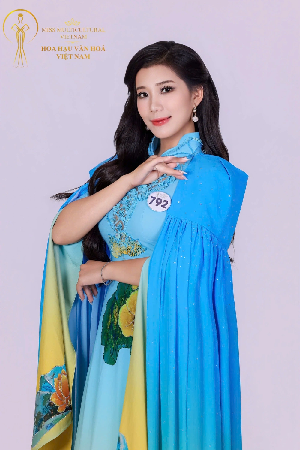 Áo dài của NTK Thoa Trần tỏa sáng cùng dàn thí sinh Hoa hậu Văn hoá Việt Nam 2026 - Ảnh 6.