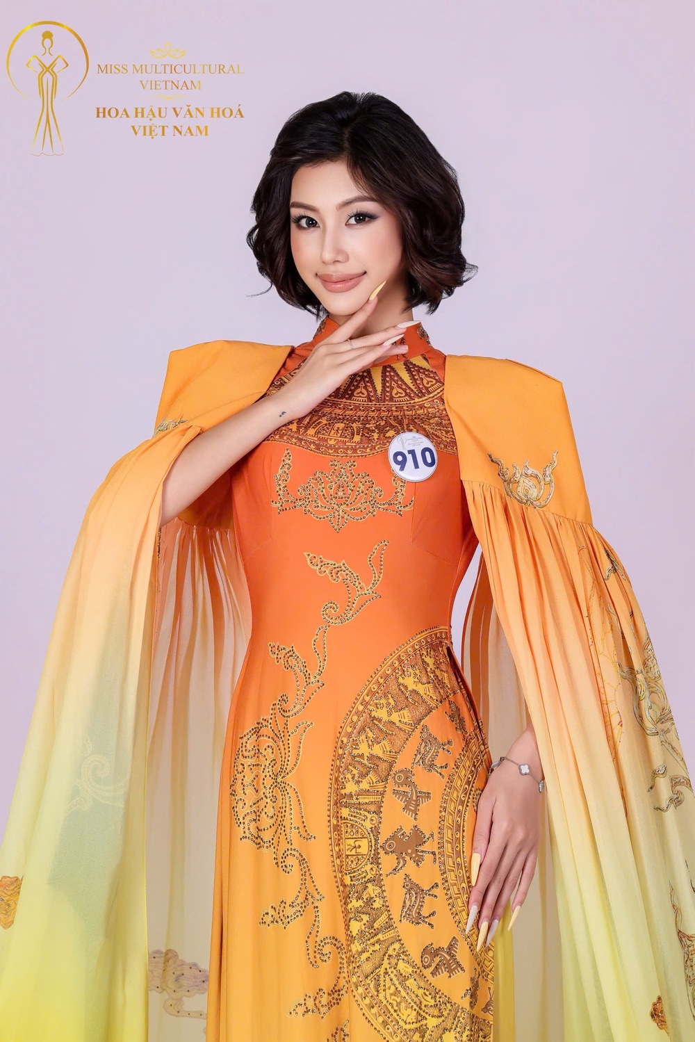 Áo dài của NTK Thoa Trần tỏa sáng cùng dàn thí sinh Hoa hậu Văn hoá Việt Nam 2026 - Ảnh 2.