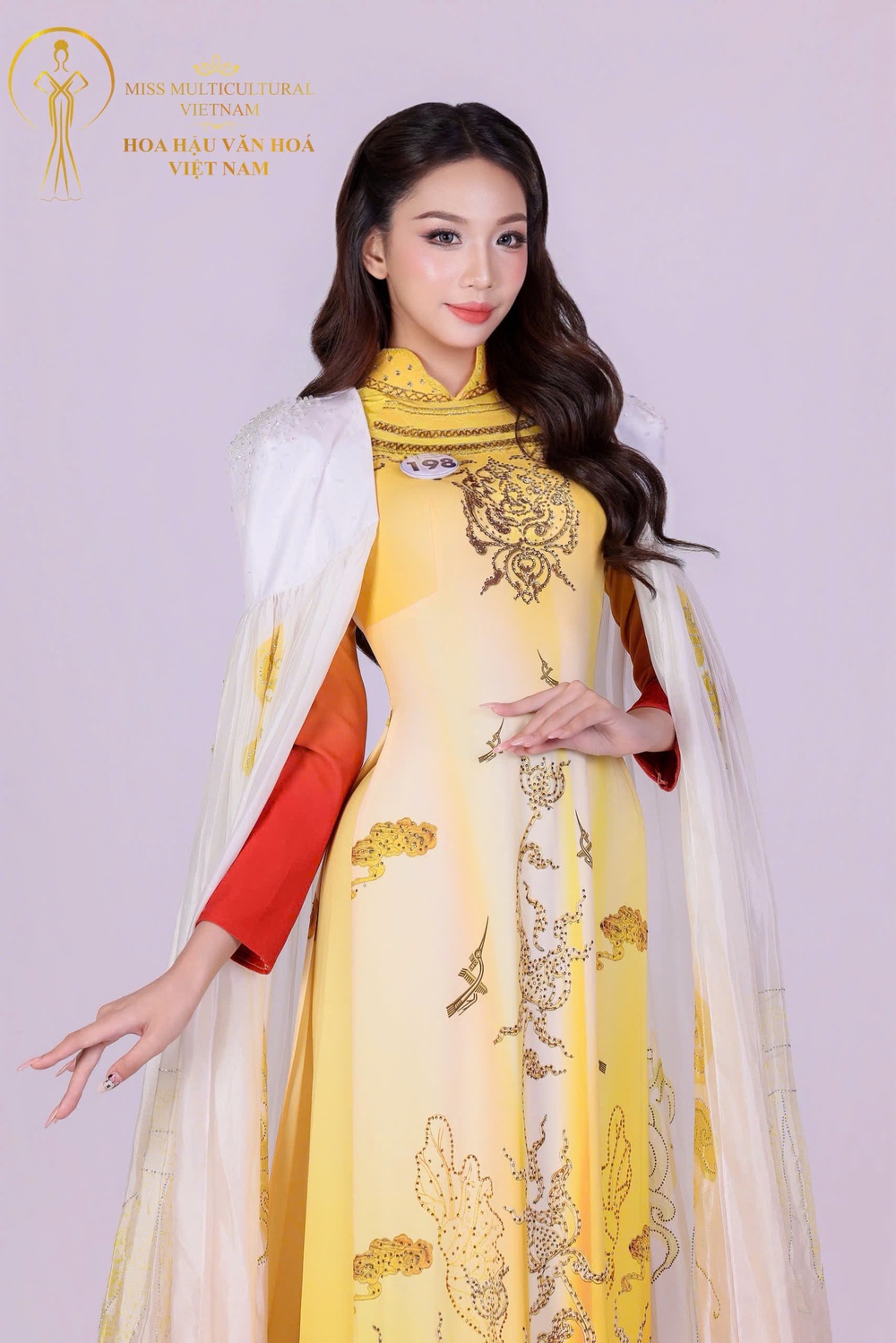 Áo dài của NTK Thoa Trần tỏa sáng cùng dàn thí sinh Hoa hậu Văn hoá Việt Nam 2026 - Ảnh 4.