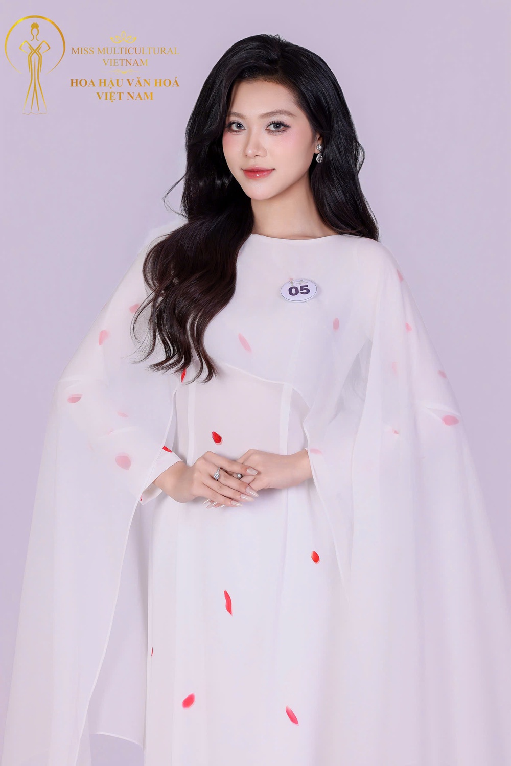 Áo dài của NTK Thoa Trần tỏa sáng cùng dàn thí sinh Hoa hậu Văn hoá Việt Nam 2026 - Ảnh 8.
