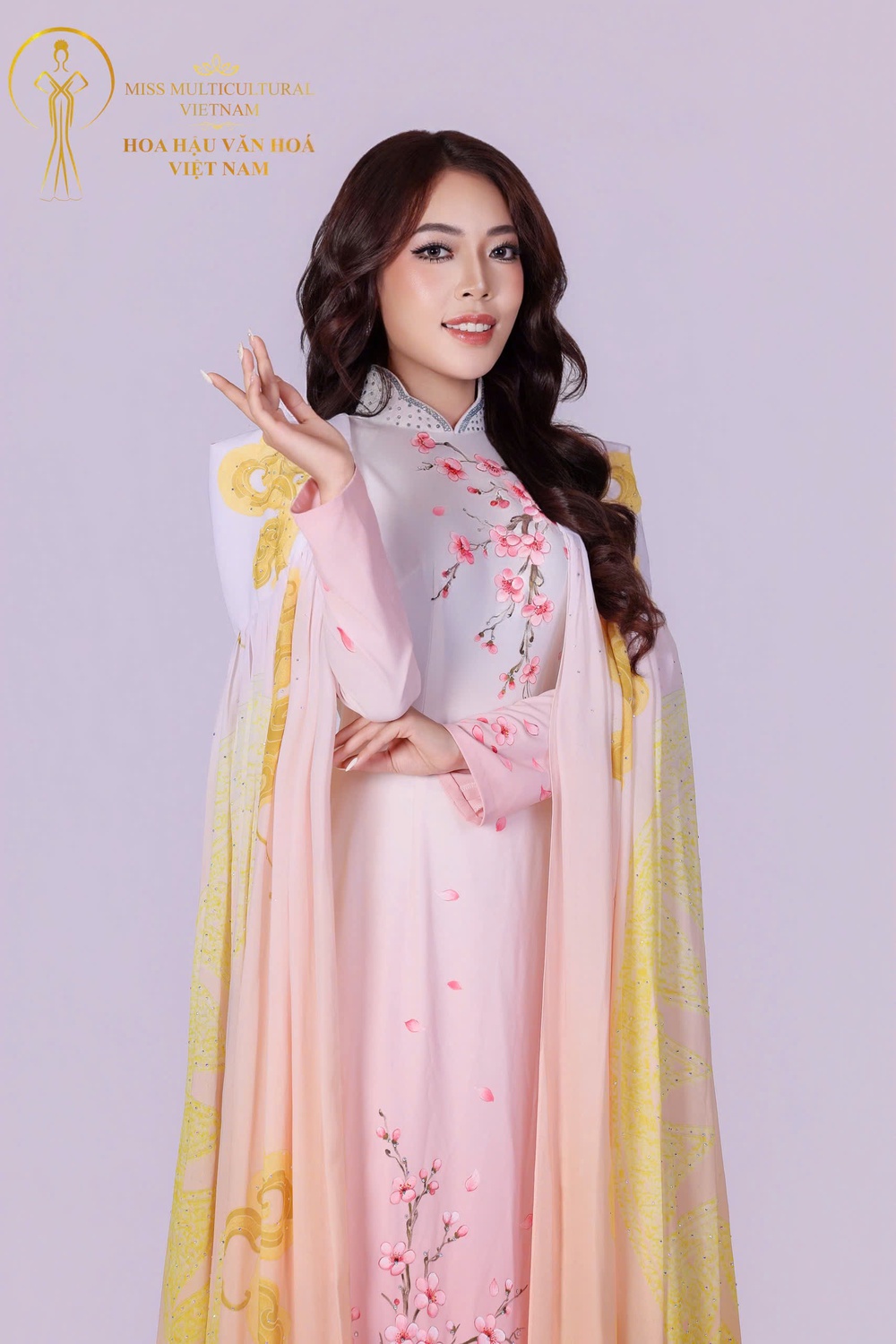 Áo dài của NTK Thoa Trần tỏa sáng cùng dàn thí sinh Hoa hậu Văn hoá Việt Nam 2026 - Ảnh 9.