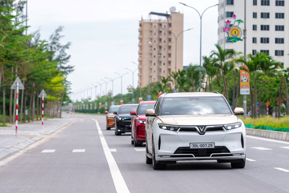 Người dùng VF 9 nói gì về tiêu chuẩn hậu mãi chuẩn "business class" của VinFast? - Ảnh 1.