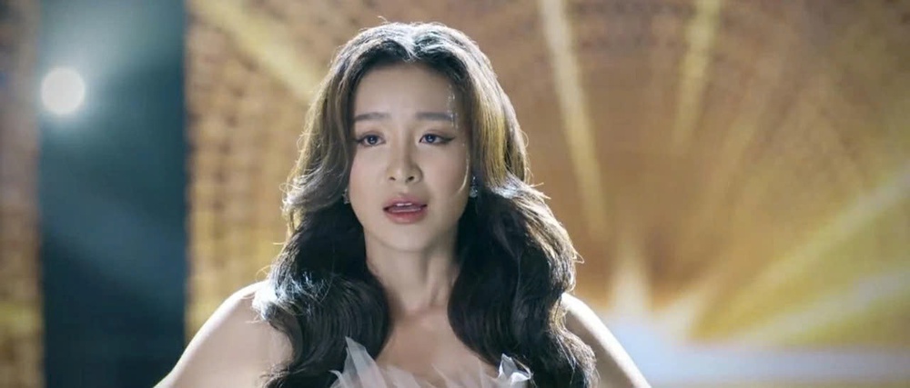 Đóng phim về giới sắc đẹp, diễn viên Huyền Trang thừa nhận nể phục áp lực của các Hoa, Á hậu - Ảnh 2.