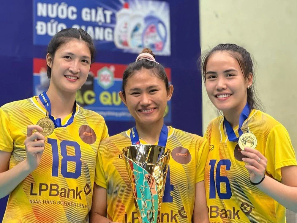 Darin Pinsuwan (giữa) cùng Lưu Thị Huệ (trái) và Đinh Thị Thúy đăng quang giải VĐQG 2023 với LPB Ninh Bình