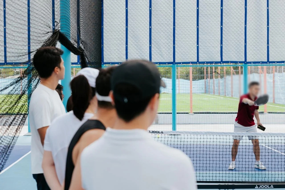 Cộng đồng mạng tranh cãi nảy lửa, phân luồng ý kiến vụ thầy dạy pickleball rao giá 50 triệu/10 buổi - Ảnh 1.