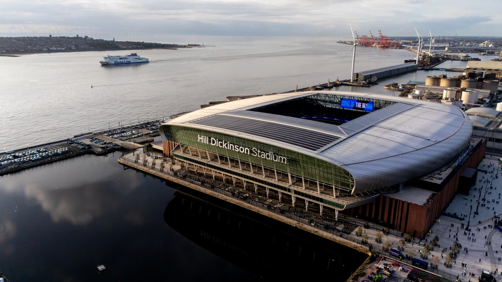 Sân vận động Ngoại hạng Anh hóa thành sân golf - Ảnh 3.