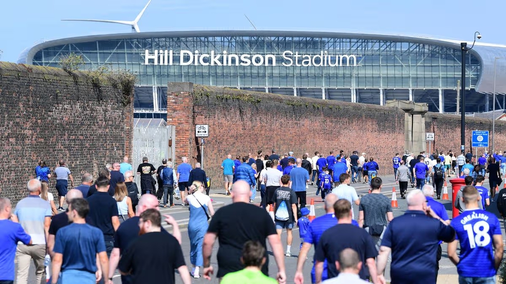 Sân vận động Ngoại hạng Anh hóa thành sân golf - Ảnh 4.