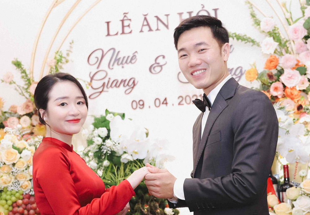 Tiền vệ Lương Xuân Trường công bố thời điểm tổ chức lễ cưới với nữ Giám đốc 9X - Ảnh 1.