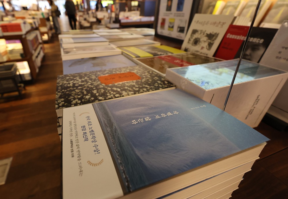 Tiểu thuyết của nhà văn Hàn Quốc đầu tiên đoạt giải Nobel thống lĩnh bảng xếp hạng sách bán chạy - Ảnh 2.