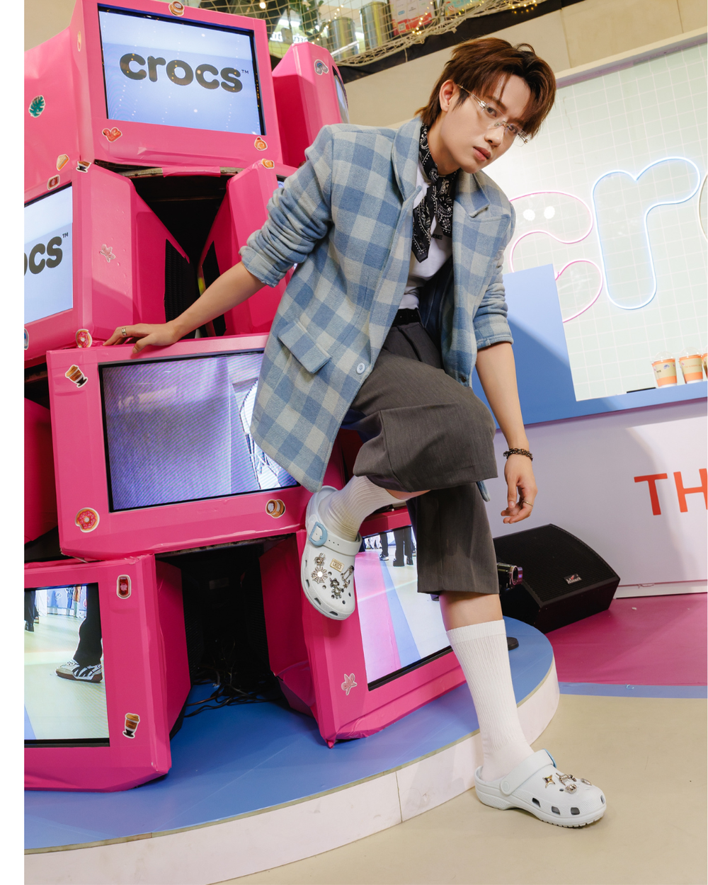 Cách “pha chế” sắc màu mùa hè đúng điệu theo phong cách Crocs - Ảnh 2.