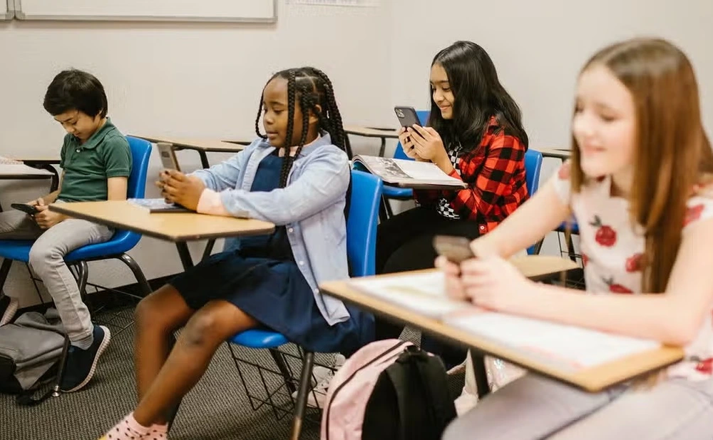 Anh xem xét cấm điện thoại thông minh trong trường học - Ảnh 1.