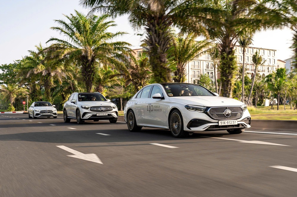 Hành trình xuyên lục địa của hãng xe lâu đời nhất thế giới - Ảnh 2.