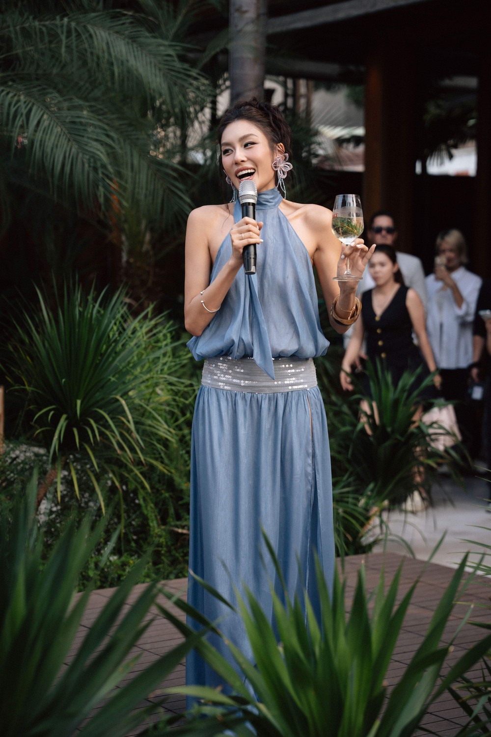 Á hậu Thảo Nhi Lê tái xuất với show diễn "giờ vàng" bên bờ sông Sài Gòn - Ảnh 1.