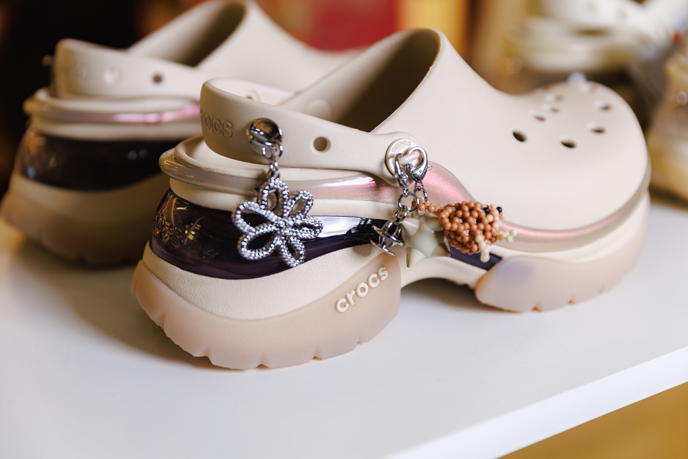 Cách “pha chế” sắc màu mùa hè đúng điệu theo phong cách Crocs - Ảnh 4.