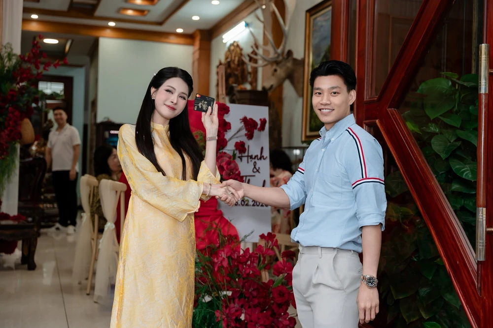 Văn Thanh tặng thẻ ngân hàng cho hot girl Bích Hạnh trong lễ dạm ngõ hôm 26/2/2026