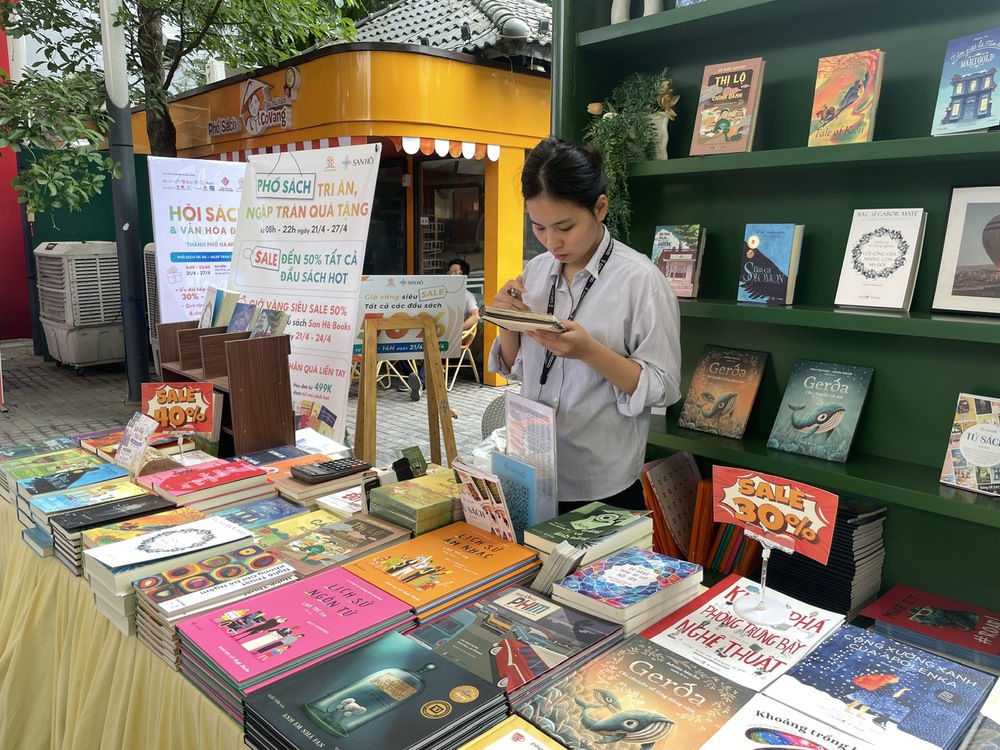 Ngày Sách và Văn hóa đọc Việt Nam 2026: Sôi động tại Phố Sách Hà Nội - Ảnh 1.