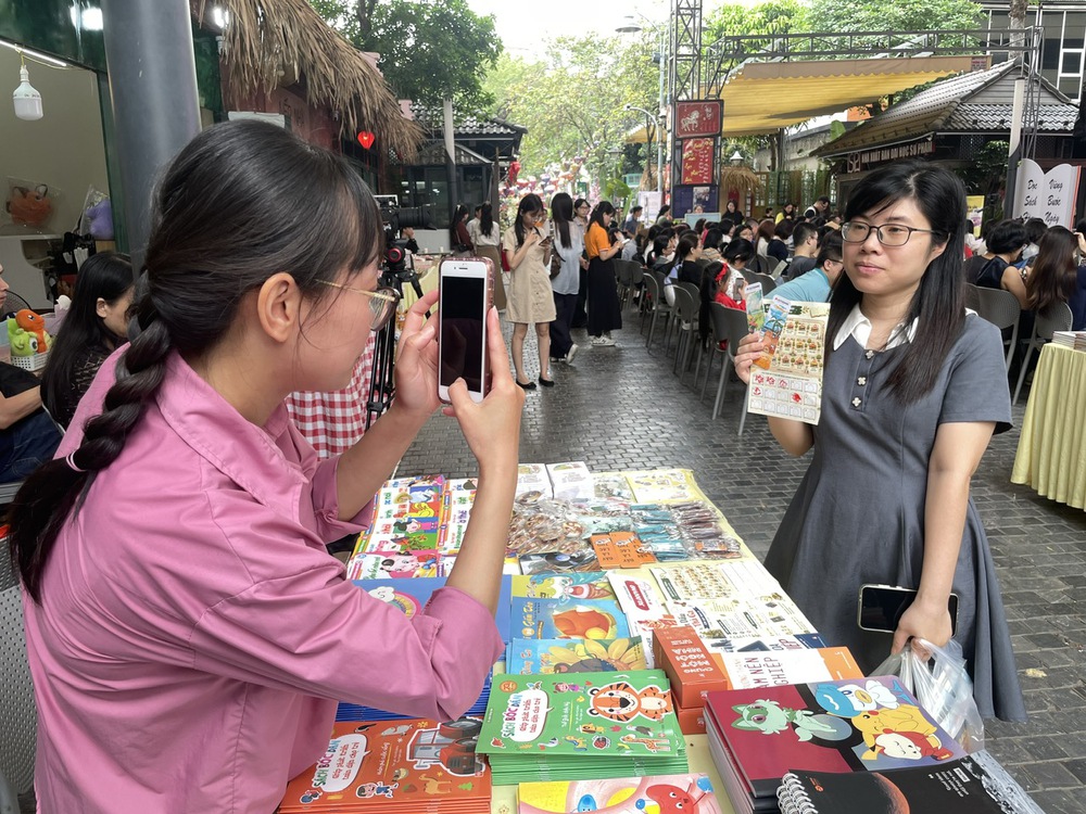 Ngày Sách và Văn hóa đọc Việt Nam 2026: Sôi động tại Phố Sách Hà Nội - Ảnh 2.