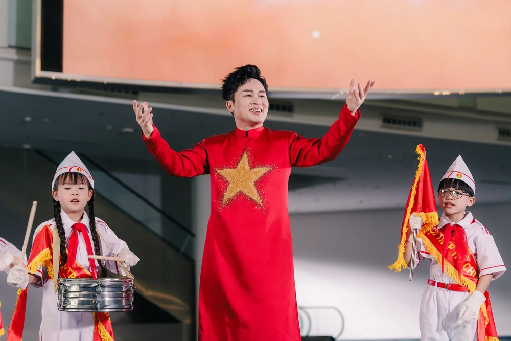 MV “Có Bác trong tim”: Cuộc gặp gỡ ý nghĩa của ba thế hệ âm nhạc Việt - Ảnh 1.