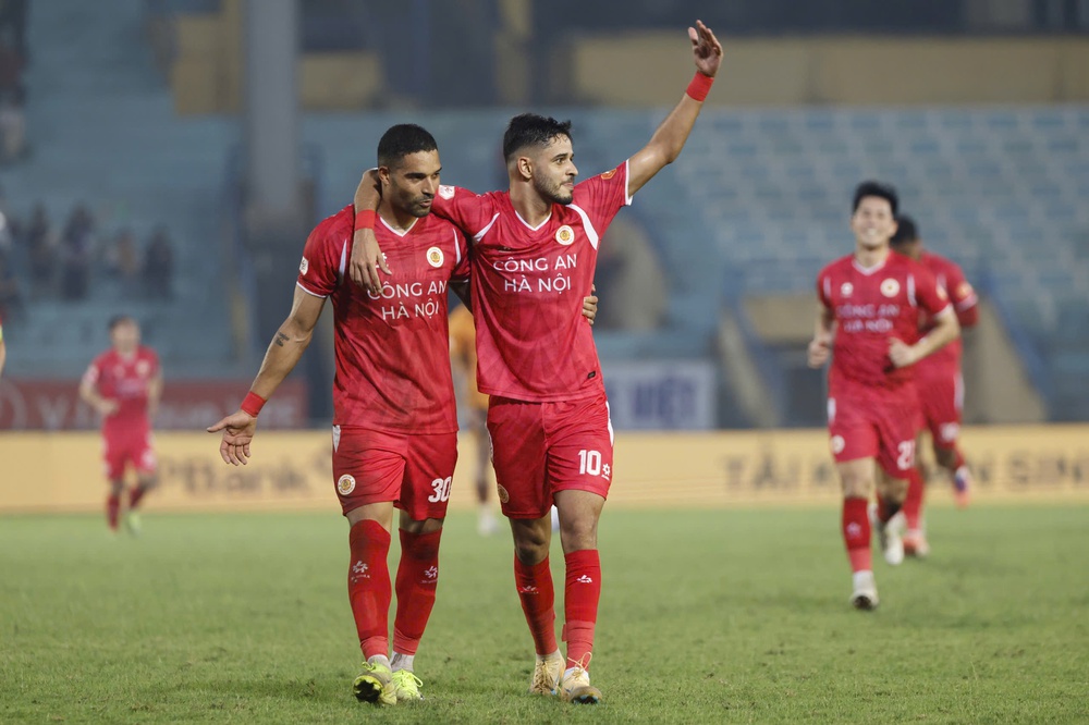 Bóng lăn trên bàn phím: Cộng đồng mạng tranh cãi vì Leo Artur  - Ảnh 1.