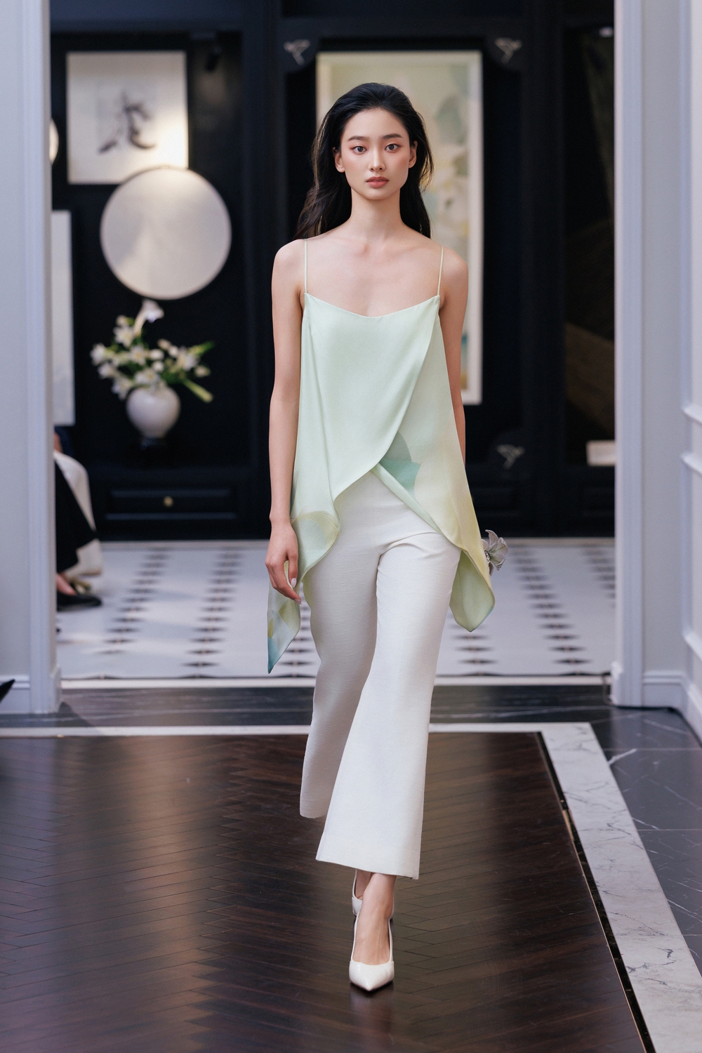 Nhà thiết kế Xuân Lê và hành trình gắn bó với lụa Việt Nam - Ảnh 2.