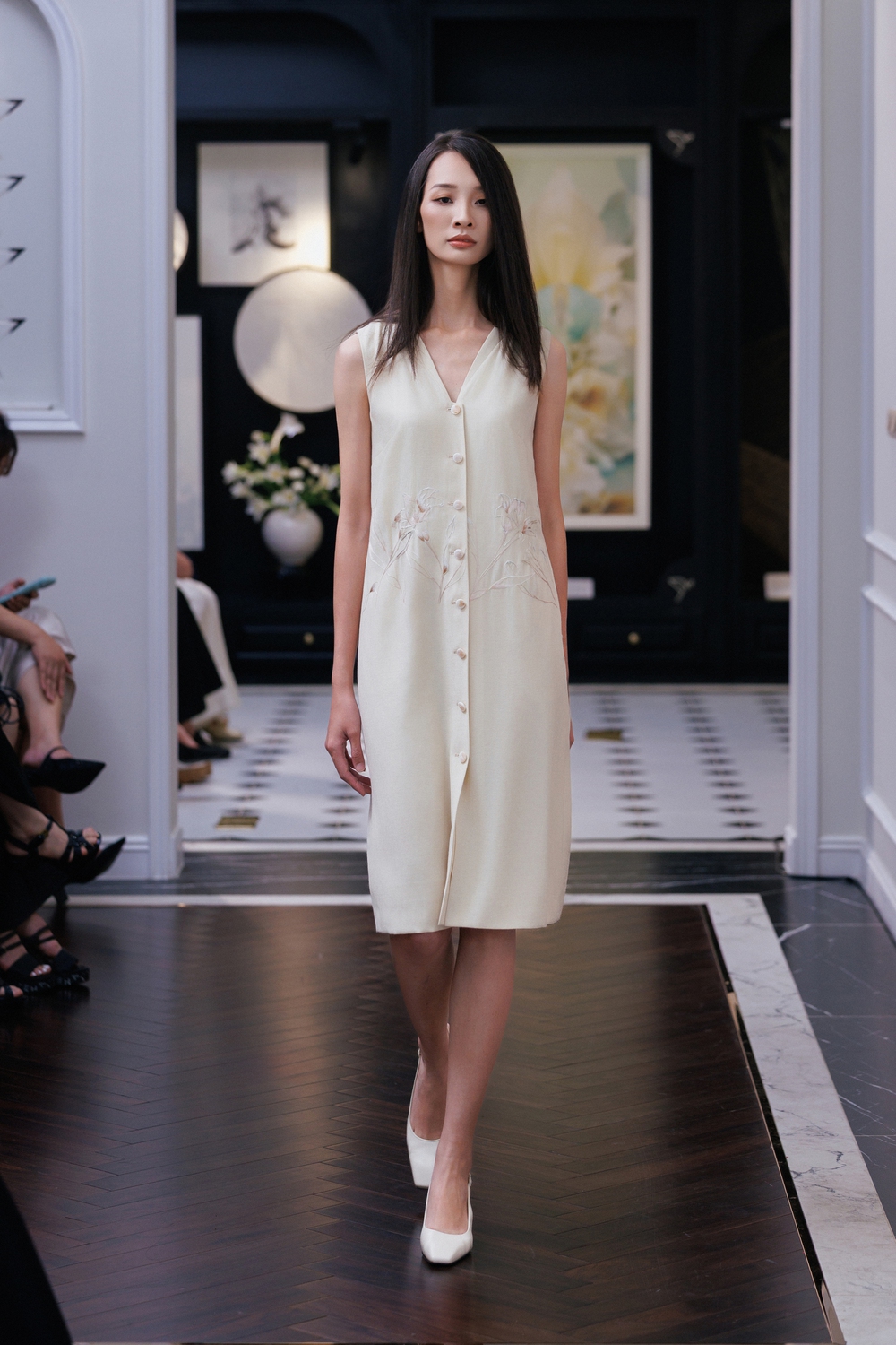 Nhà thiết kế Xuân Lê và hành trình gắn bó với lụa Việt Nam - Ảnh 3.