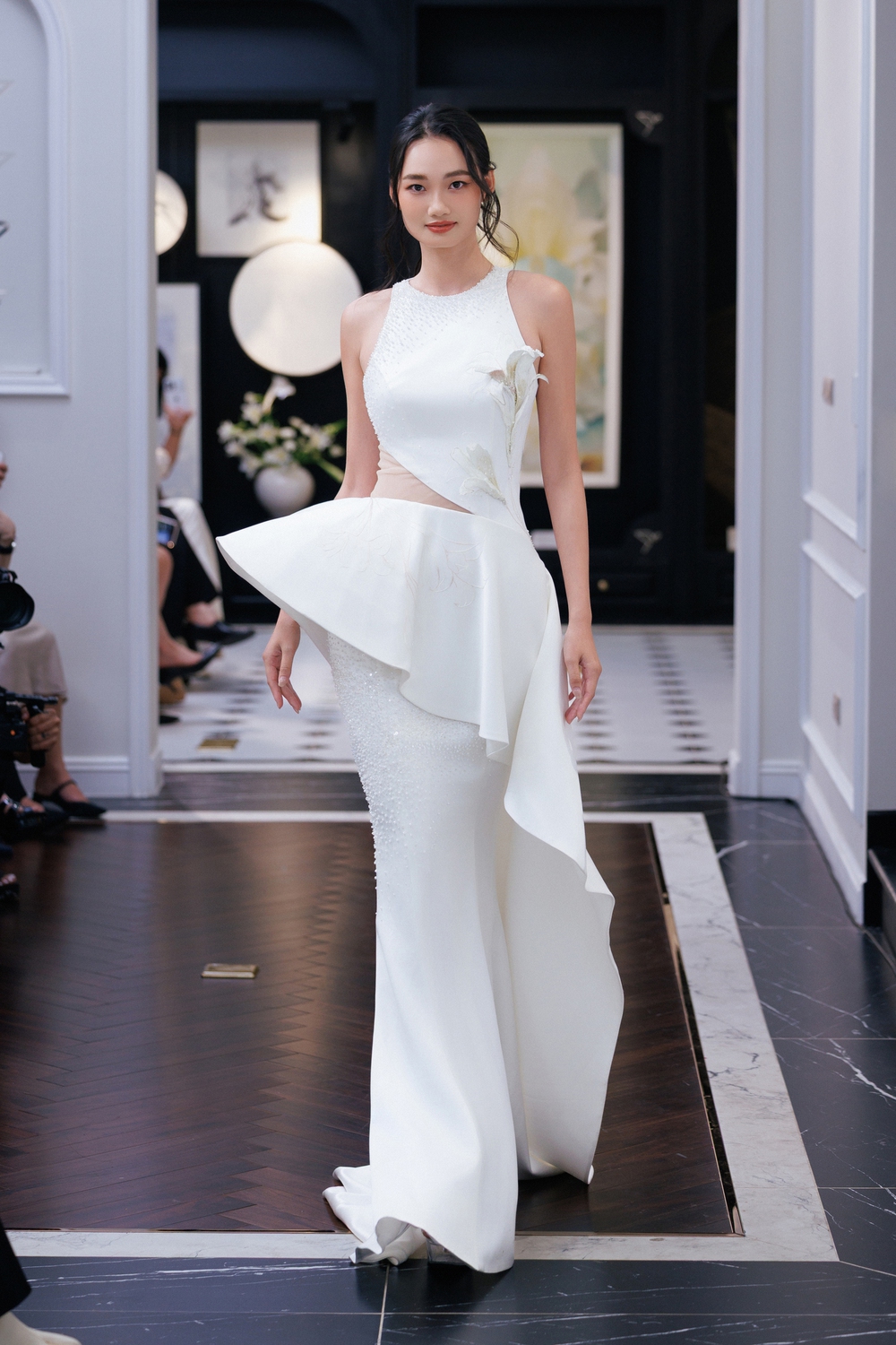 Nhà thiết kế Xuân Lê và hành trình gắn bó với lụa Việt Nam - Ảnh 1.