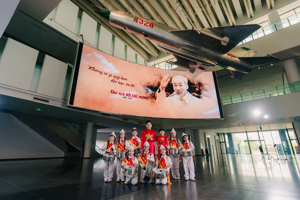 MV “Có Bác trong tim”: Cuộc gặp gỡ ý nghĩa của ba thế hệ âm nhạc Việt - Ảnh 2.