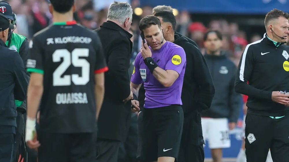 Trọng tài dừng trận đấu để nghe điện thoại, sự thật phía sau gây bất ngờ - Ảnh 1.