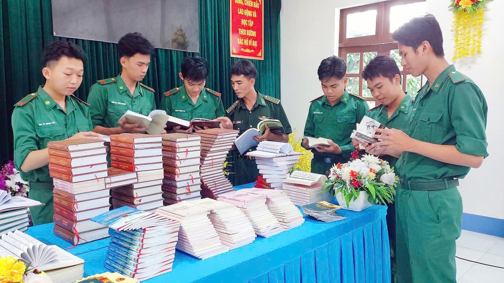 Bồi dưỡng bản lĩnh chính trị từ văn hóa đọc cho cán bộ, chiến sĩ nơi tuyến đầu Tổ quốc - Ảnh 3.