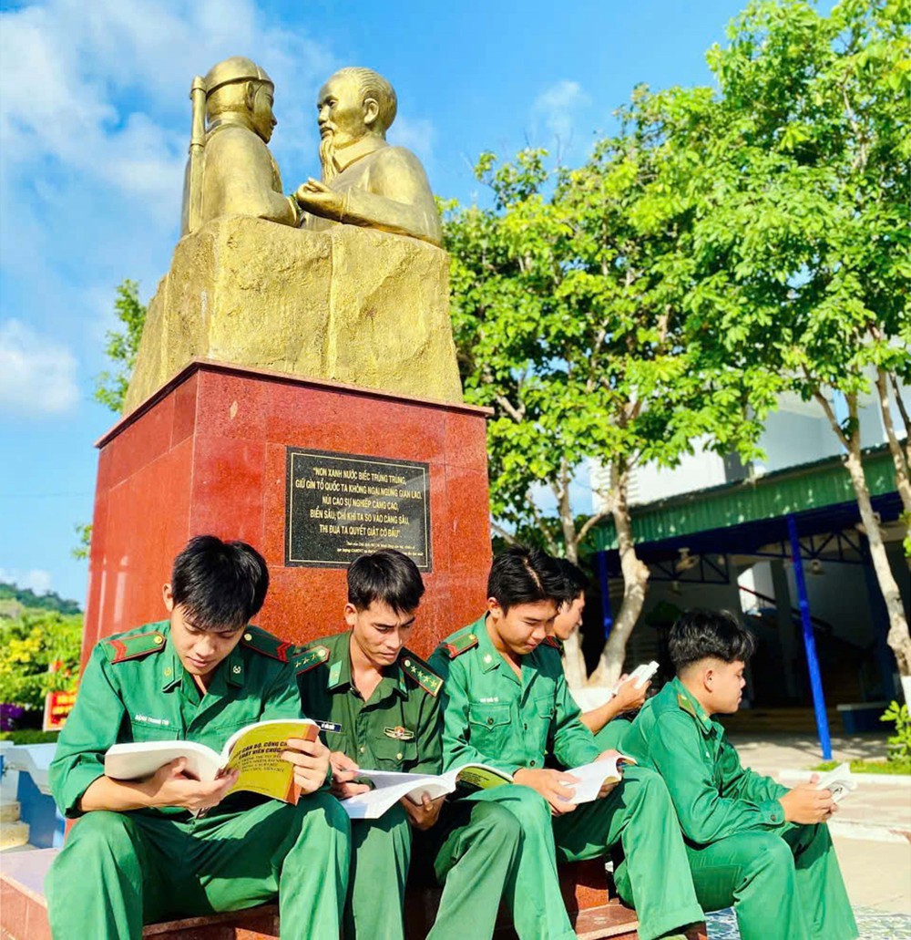 Bồi dưỡng bản lĩnh chính trị từ văn hóa đọc cho cán bộ, chiến sĩ nơi tuyến đầu Tổ quốc - Ảnh 1.