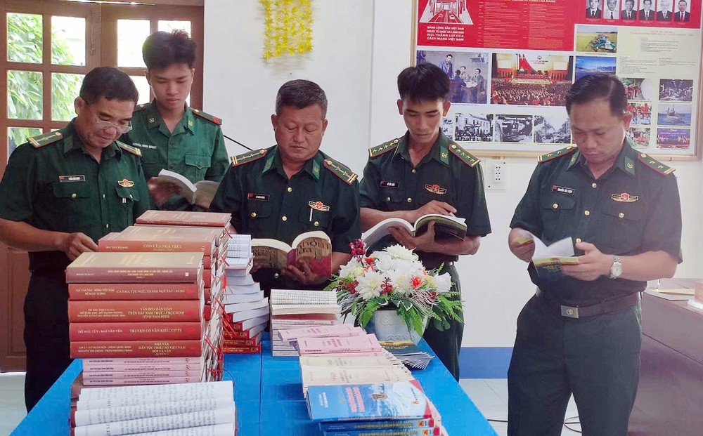 Bồi dưỡng bản lĩnh chính trị từ văn hóa đọc cho cán bộ, chiến sĩ nơi tuyến đầu Tổ quốc - Ảnh 2.