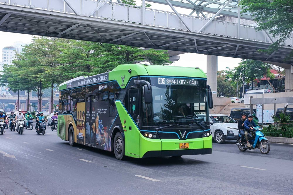 Từ 23/4, Hà Nội đưa thêm nhiều xe buýt điện vào hoạt động - Ảnh 1.