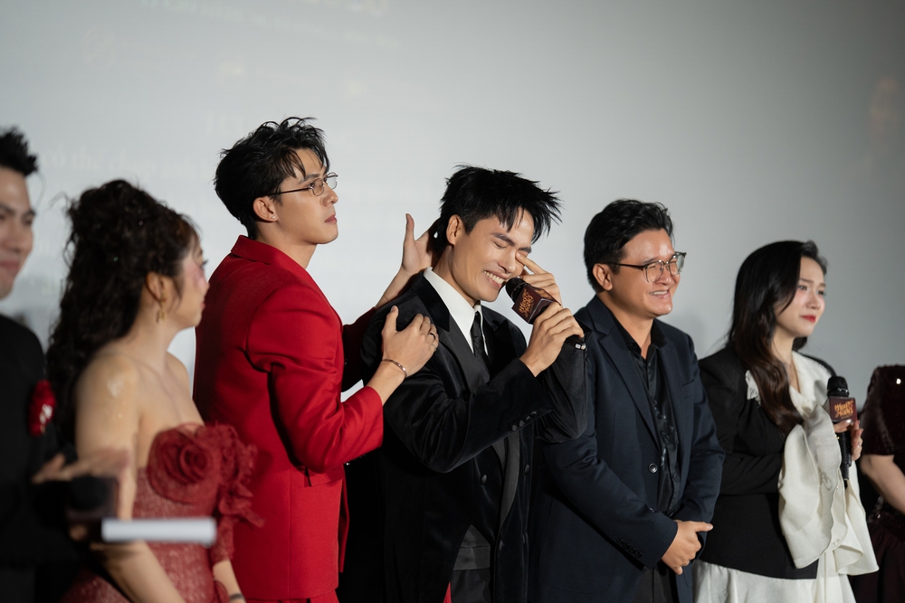 Võ Tấn Phát vỡ oà với vai chính điện ảnh đầu tiên - Ảnh 2.