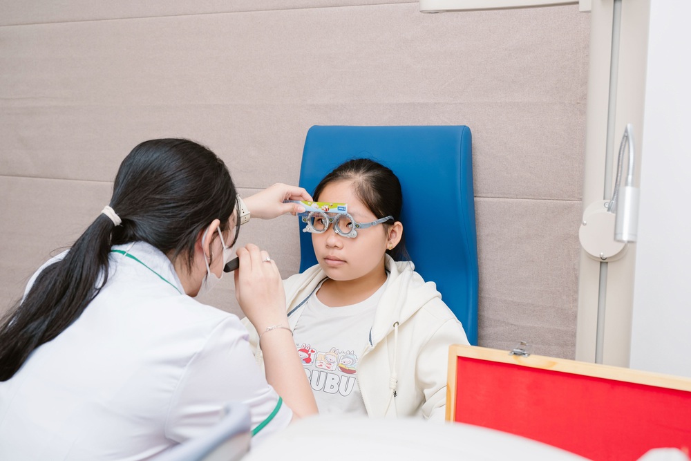 Bệnh viện Mắt Sài Gòn Cần Thơ: Tiên phong kiểm soát cận thị tiến triển - bước đột phá trong điều trị nhãn khoa cho trẻ - Ảnh 1.