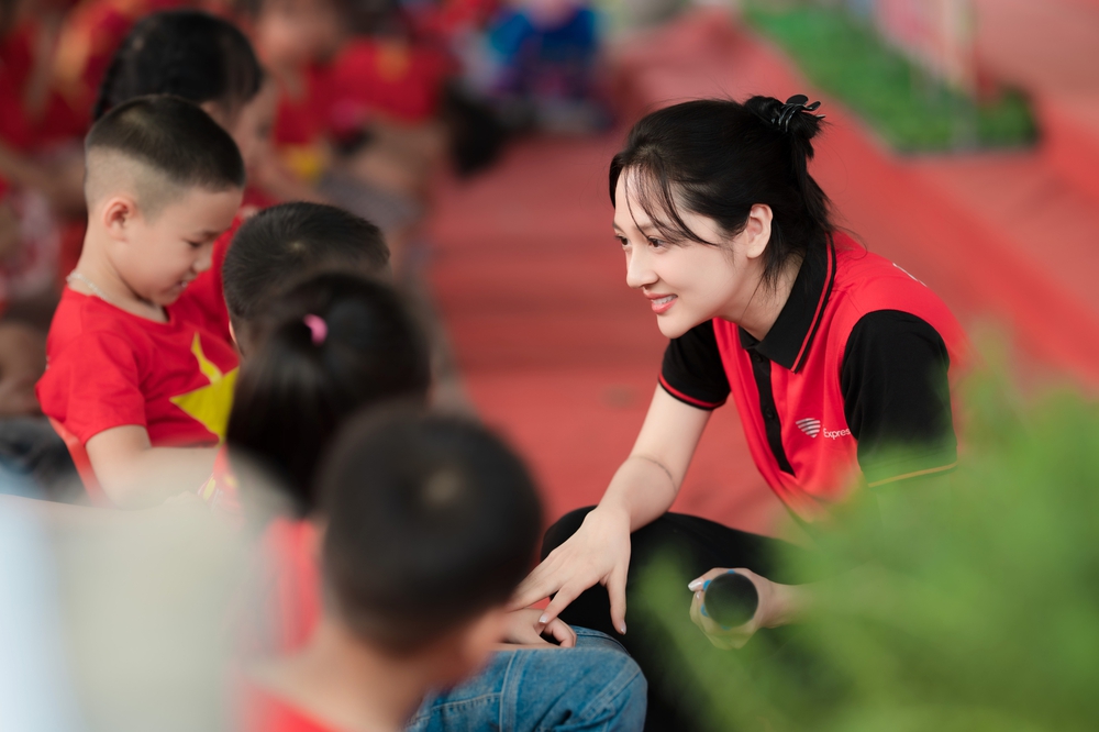 Bảo Anh mang niềm vui đến trẻ em vùng biên cương - Ảnh 1.