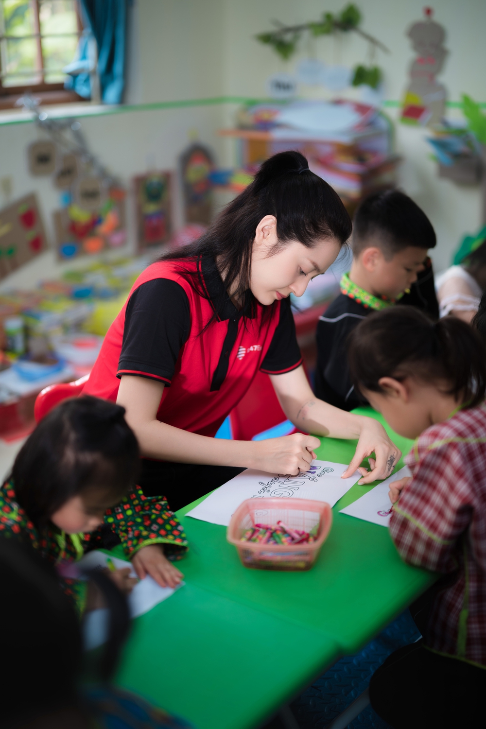 Bảo Anh mang niềm vui đến trẻ em vùng biên cương - Ảnh 2.