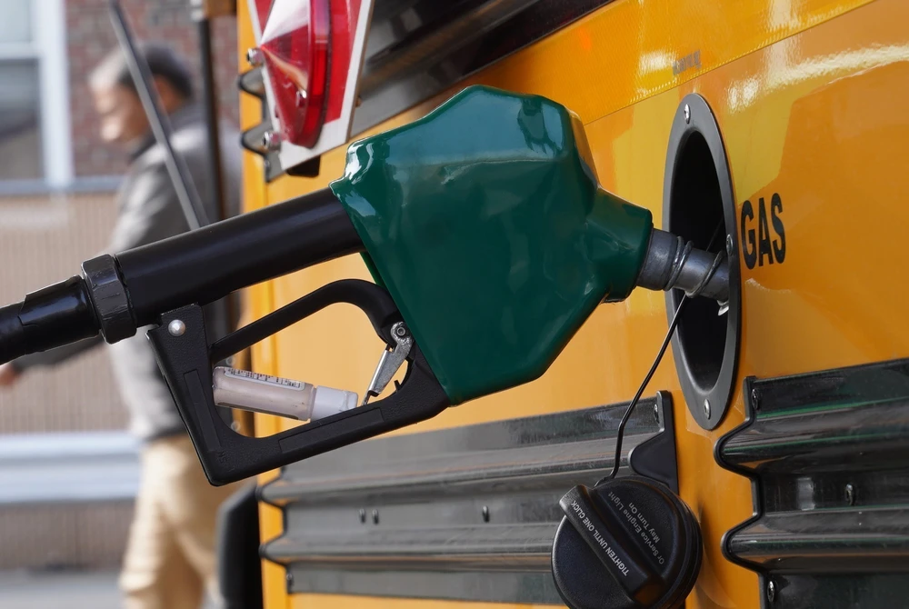 Căng thẳng tại Trung Đông đẩy giá dầu vượt 100 USD/thùng, vàng phục hồi - Ảnh 1.