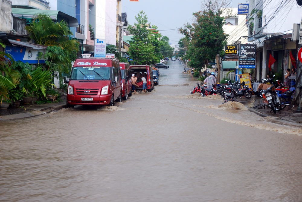 Dự báo thời tiết ngày 24/4: Trung Bộ mưa to diện rộng, có nơi trên 80mm - Ảnh 1.