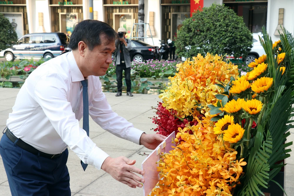 Khai mạc Triển lãm ảnh “Việt Nam - Một dải non sông” - Ảnh 4.