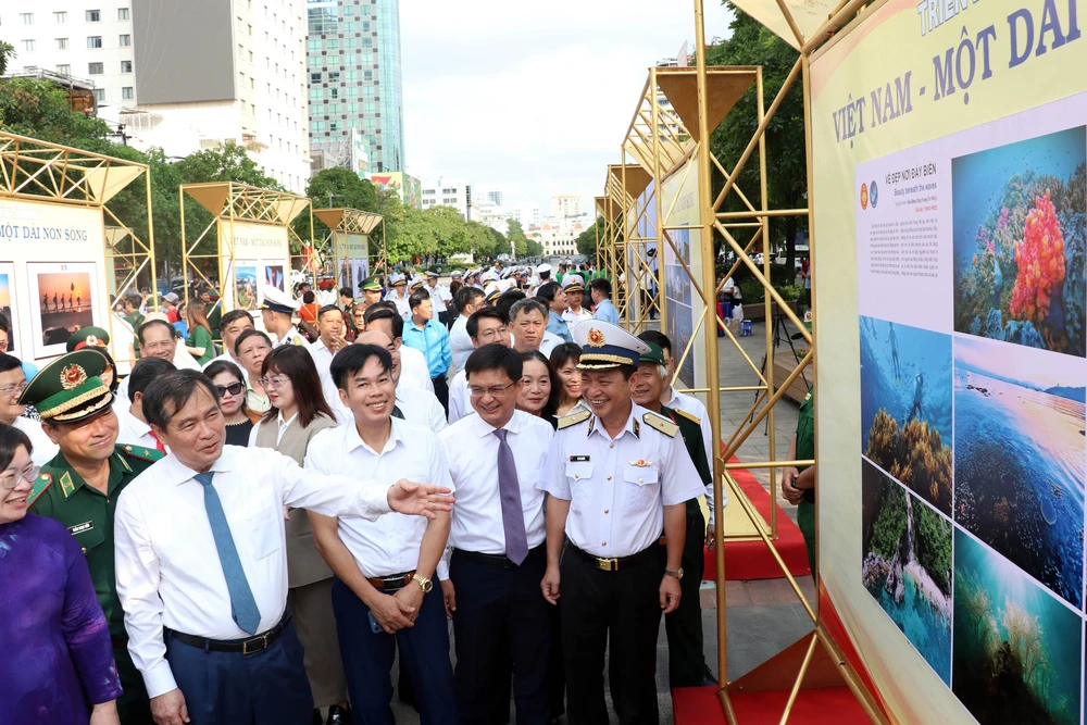 Khai mạc Triển lãm ảnh “Việt Nam - Một dải non sông” - Ảnh 3.