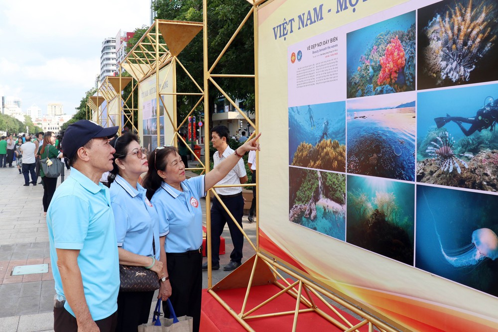 Khai mạc Triển lãm ảnh “Việt Nam - Một dải non sông” - Ảnh 6.