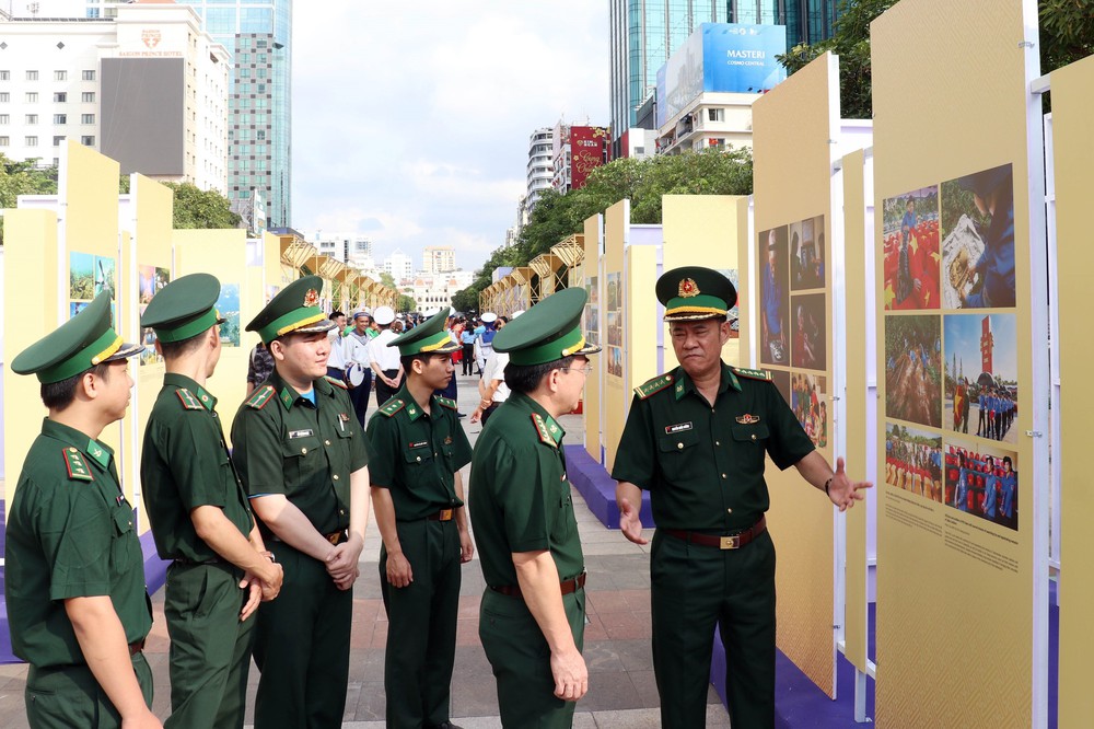 Khai mạc Triển lãm ảnh “Việt Nam - Một dải non sông” - Ảnh 7.