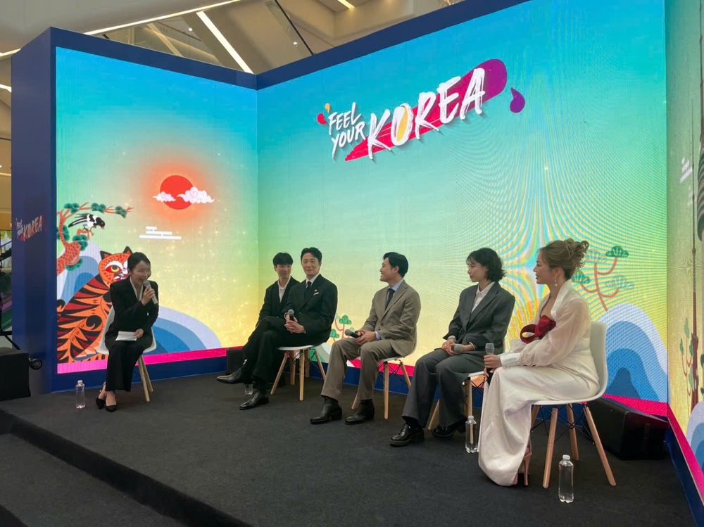 Diễn viên Jung Il-woo: "Mong đáp lại tình yêu của khán giả Việt bằng những vai diễn tốt hơn" - Ảnh 2.