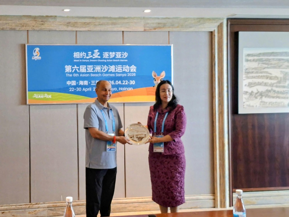 Phó Chủ tịch UBND thành phố Nguyễn Thị Anh Thi tặng quà lưu niệm cho lãnh đạo Hội đồng Olympic châu Á và chính quyền thành phố Tam Á