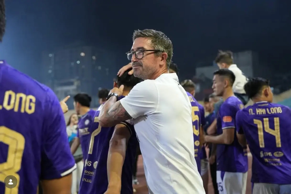 HLV Kewell: 'Sân tập CLB Hà Nội giờ như Wembley' - Ảnh 1.