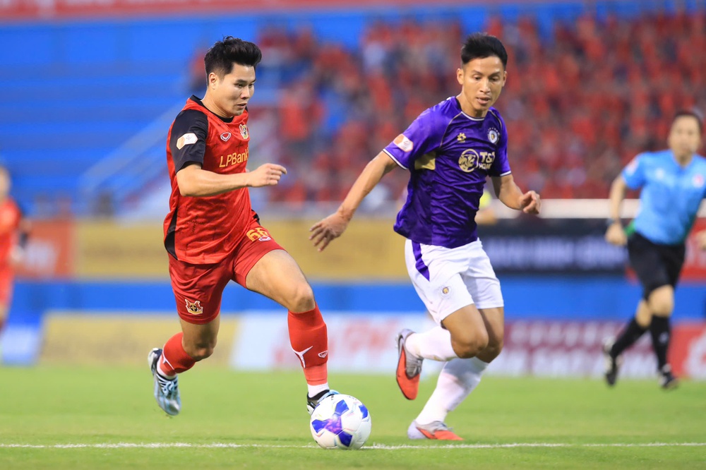 Thắng Ninh Bình, Hà Nội FC thổi bùng cuộc đua Top 3 V-League  - Ảnh 1.