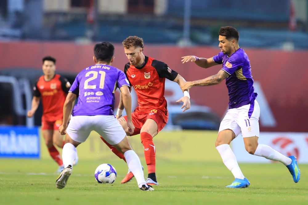 Có thêm tiền đạo Brazil nhập tịch, HLV Kim Sang Sik khó chọn hàng công cho tuyển Việt Nam - Ảnh 3.