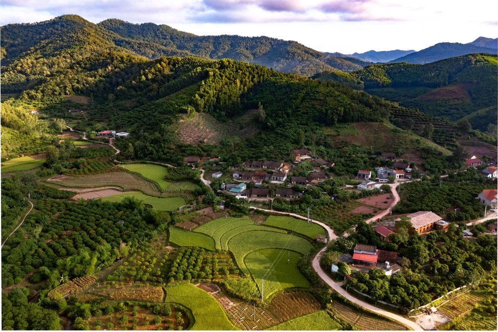 Bắc Hoa – vẻ đẹp nguyên sơ từ nếp nhà đất đến nhịp sống bản địa - Ảnh 1.