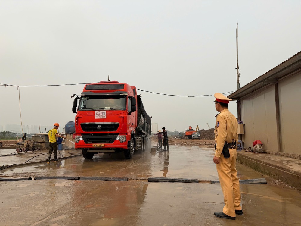 Hà Nội siết chặt quản lý, xử lý nghiêm ô nhiễm bụi từ công trình xây dựng - Ảnh 2.
